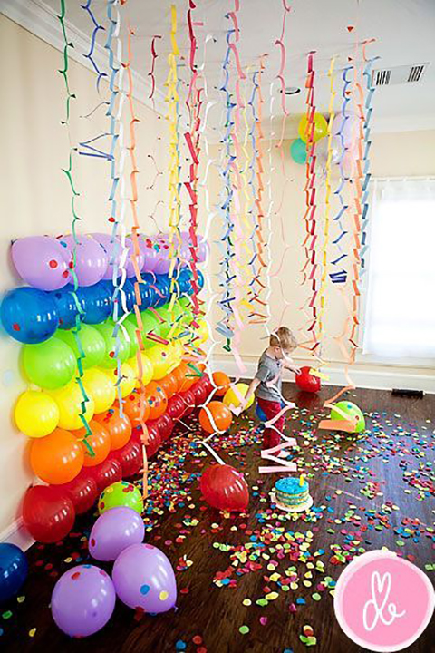 Verjaardag kleuter met ballonnen aan de muur